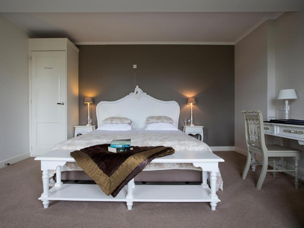 b-b-hotel-the-baron-crown-den-clear- north-holland-seng