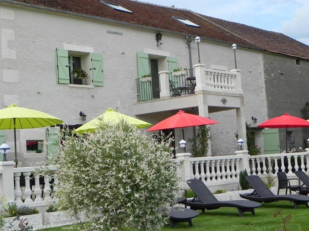 hotel le petit domaine de bois april var Sauvin bordeaux røde terrasse