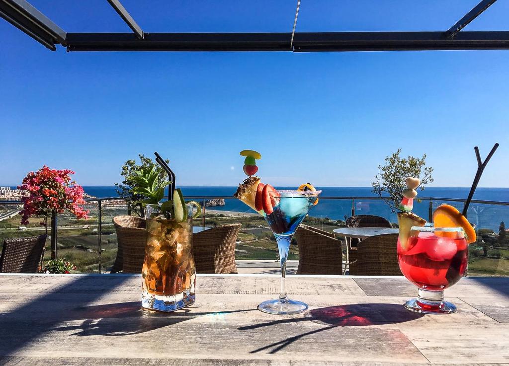 hotel miba salobrena andalusie bad op kamer cocktails