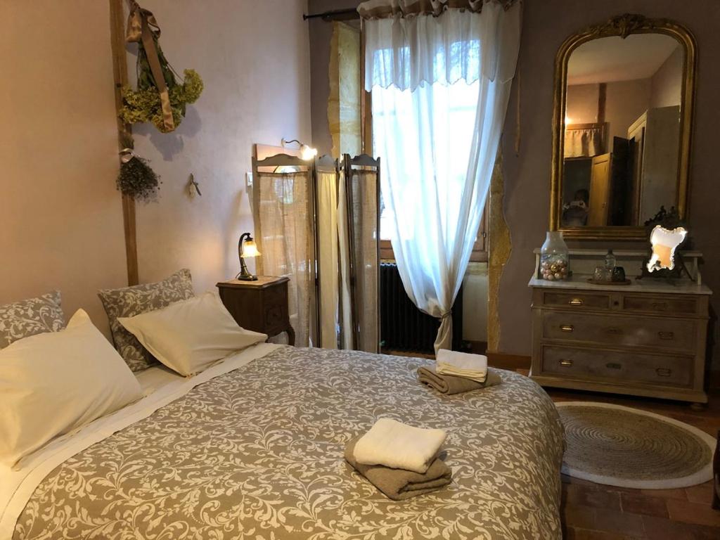 hotel les jardins des soussilanges ceron burgundisk værelse