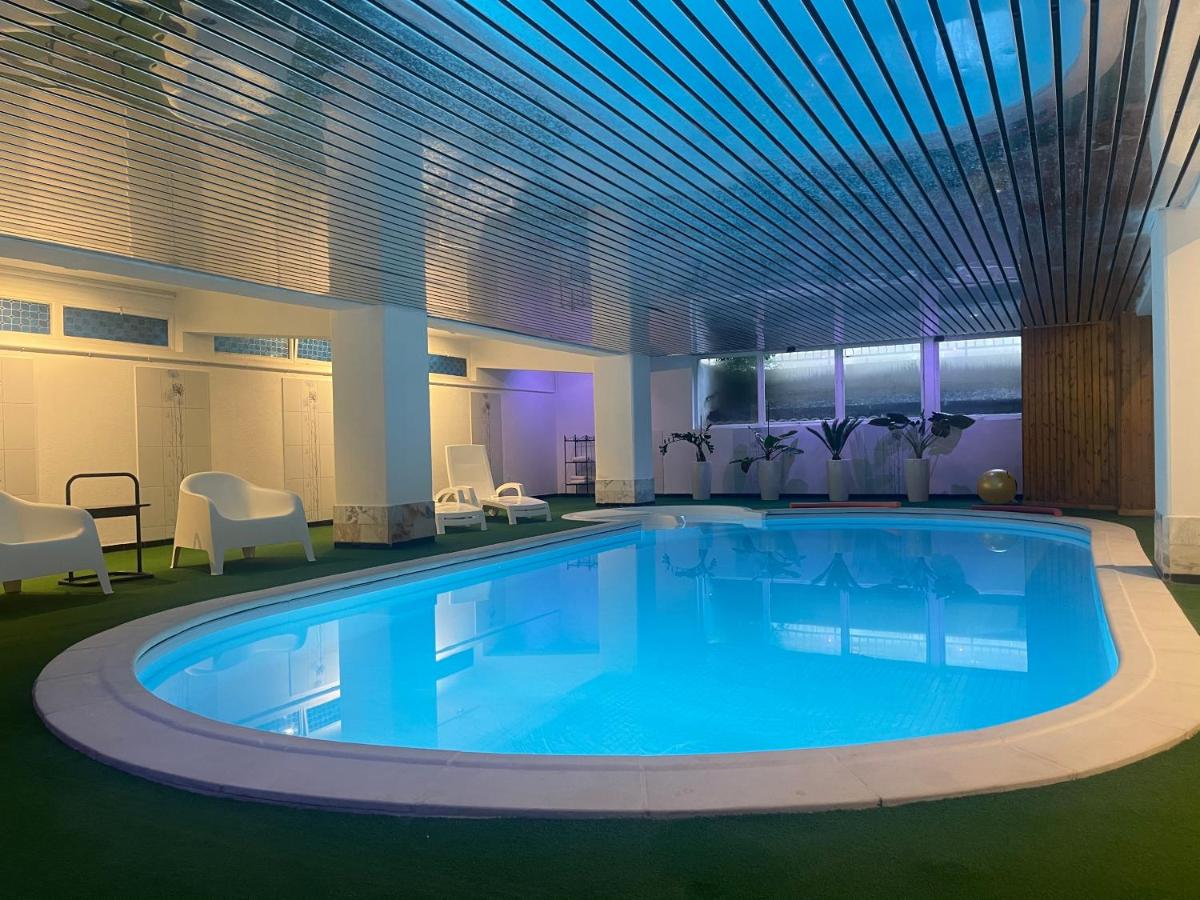grand hotel des tempiliers reims champagne udsigt over poolen