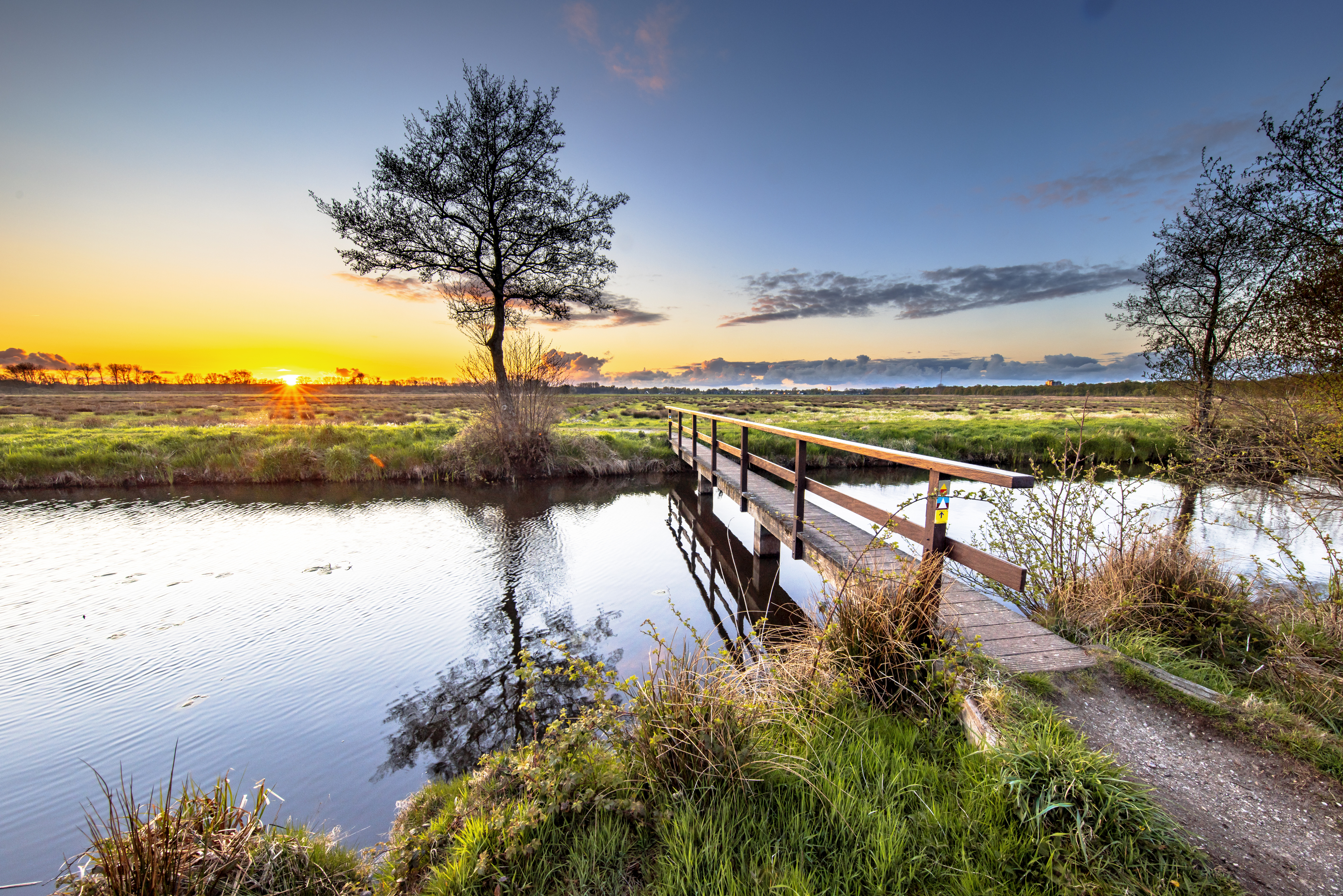 Gåture bro krydser Floden